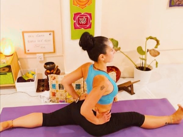 Mujer practicando yoga en casa
