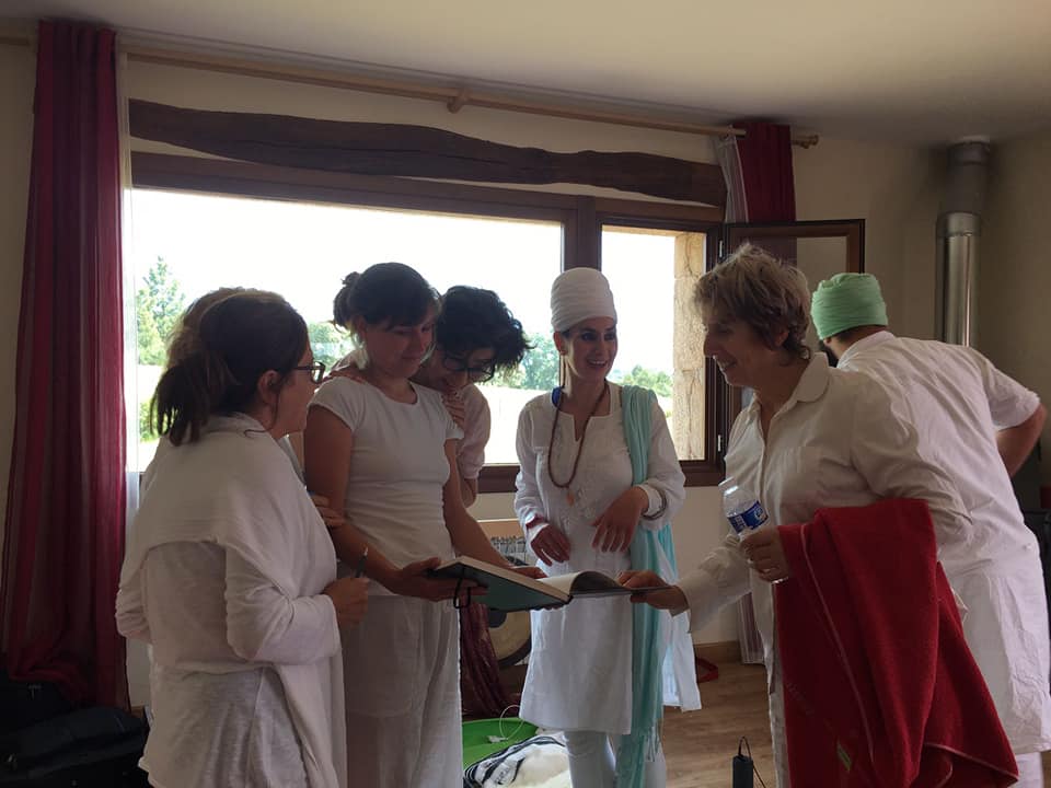 Grupo de personas felices en yoga