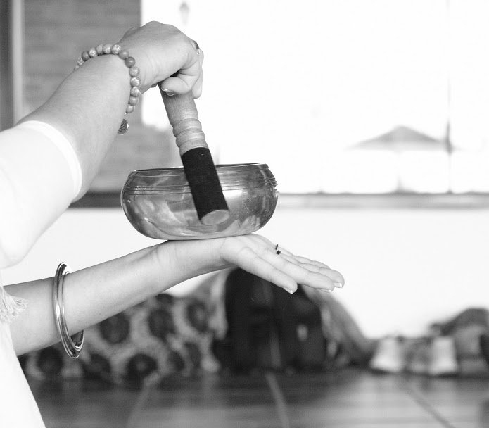 Tazón de canto en mano