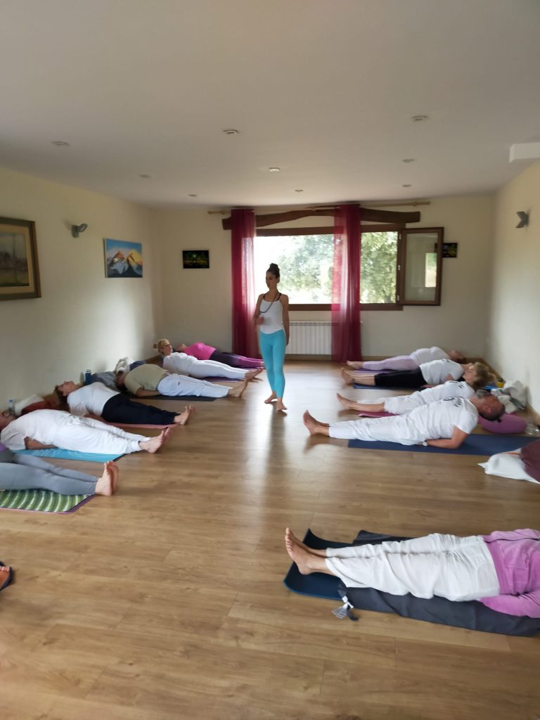 Clase de yoga en grupo