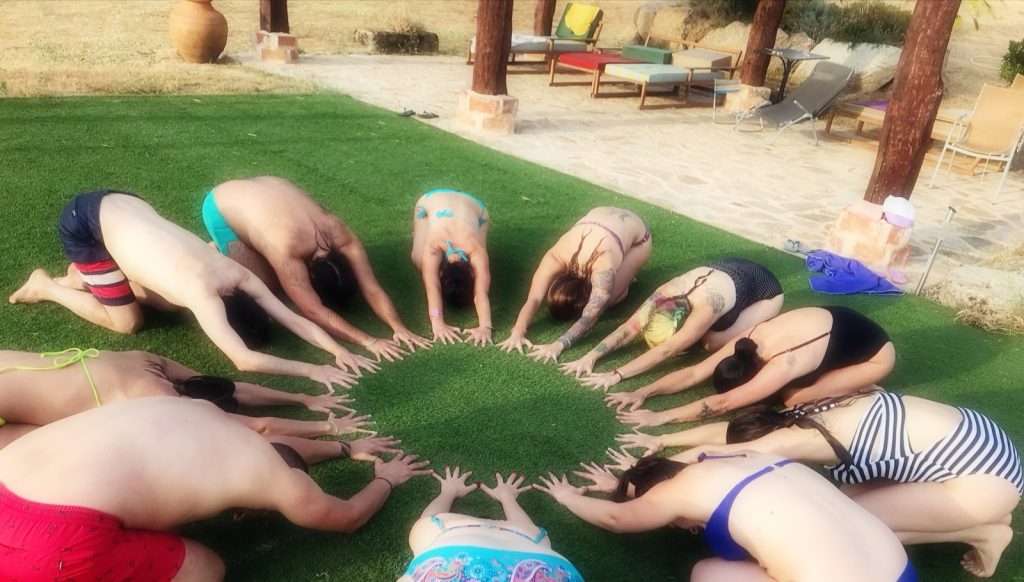 Grupo de personas haciendo yoga
